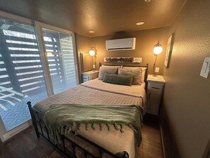 2 bedrooms, desk, free WiFi, bed sheets - Blueberry Farm Cottage | Hot Tub, Creek, Game Room (Mentone)