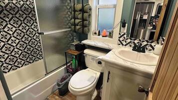 SĂšche-cheveux, serviettes fournies