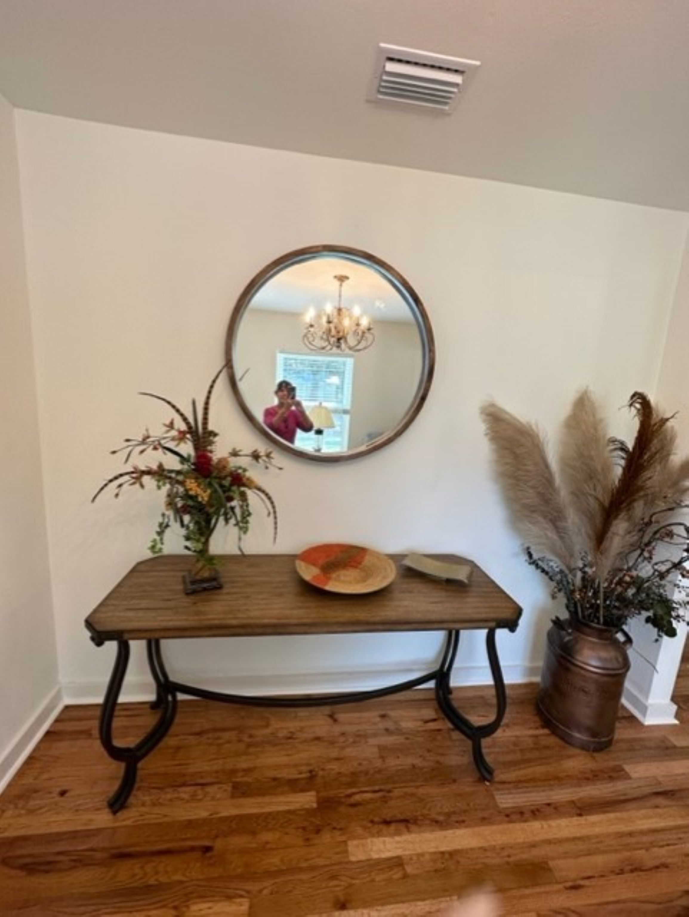 Cozy cottage convenient to downtown, restaurants, and medical facilities. 