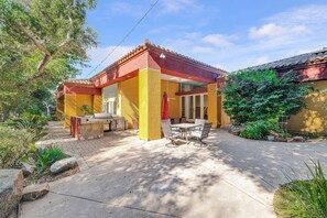 Outdoor dining - Modern home by private stream and Old Town Temecula  (Temecula)