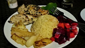 A plate with grilled chicken, rice, potatoes, and beetroot. - La Cima Tayrona (Santa Marta)