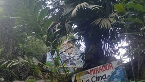 A sign with 'MIRADOR' and 'La Cima Tayrona' indicating a location. - La Cima Tayrona (Santa Marta)