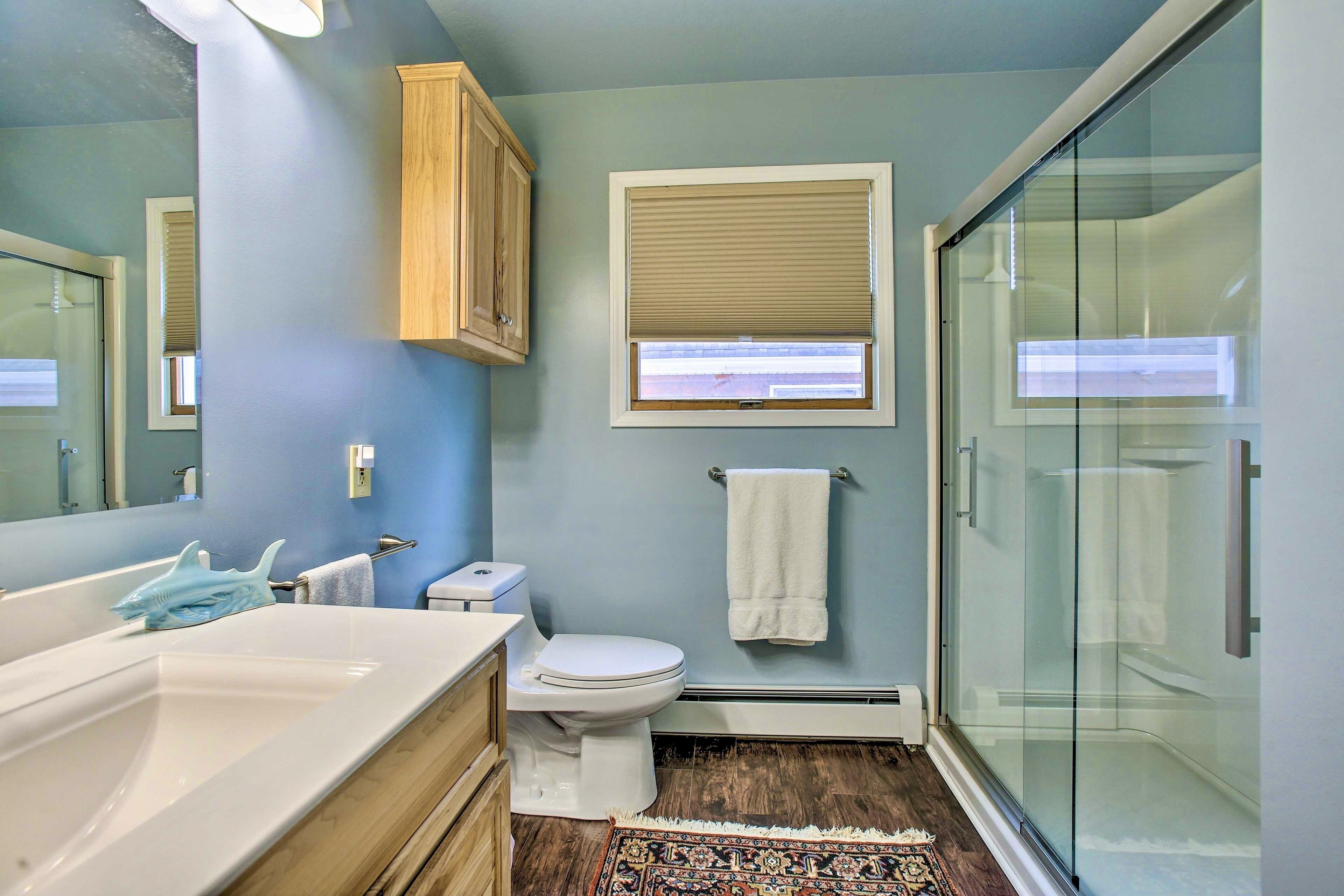 Un bagno con vasca, servizi igienici e cabina doccia in vetro.
