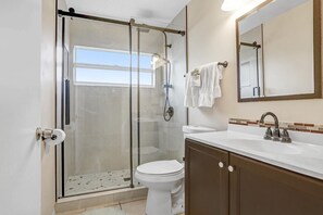 Shower, towels, toilet paper - 4 bed 2 bath pool home near Disney (Kissimmee)