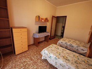 2 bedrooms, travel cot, free WiFi, bed sheets