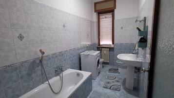 SĂšche-cheveux, serviettes fournies, savon, shampoing