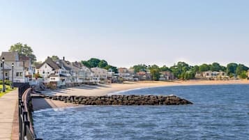 Tæt på stranden, liggestole, badehåndklæder
