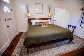 2 Schlafzimmer, Schreibtisch, Bügeleisen/Bügelbrett, Reisekinderbett