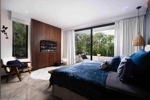 4 bedrooms, iron/ironing board, WiFi