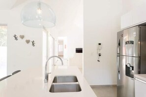 Geladeira, micro-ondas, cooktop, cafeteira/chaleira