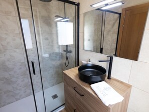 Een douche, een haardroger, handdoeken