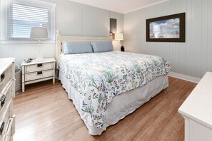 4 bedrooms, travel crib, free WiFi, bed sheets - New Pool + Putting Green, Walk to Beach, Waterfront Home in Cherry Grove! (North Myrtle Beach)