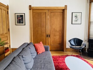 TV, fireplace, books, music library