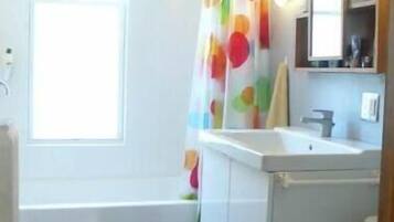 Produtos de toalete biodegradáveis, secador de cabelo, toalhas de banho