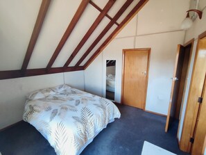4 bedrooms, bed sheets - Classic Kiwi Crib, 100m walk to the lake with room for the whole family. (Lake Hawea)