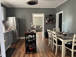 Dining - Renovated near downtown & Caesars. Fire pit & grill with front porch & deck. (Danville)