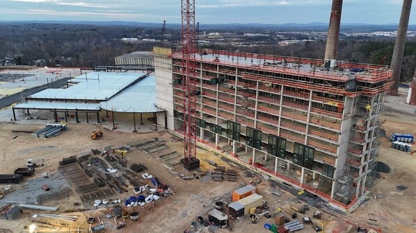 Exterior - Renovated near downtown & Caesars. Fire pit & grill with front porch & deck. (Danville)