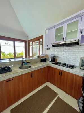 Fridge, oven, stovetop, coffee/tea maker