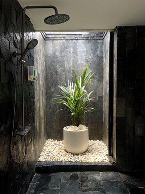 Shower, hair dryer, bidet, towels - 3 br villa across from Thomas beach, Uluwatu . (Pecatu, Bali)