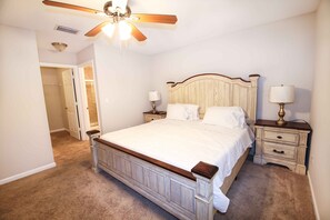 3 slaapkamers, een strijkplank/strijkijzer, gratis wifi, beddengoed