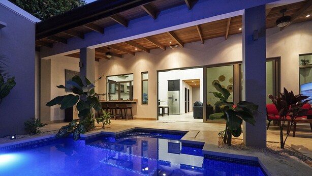 A modern outdoor pool area with a clear view of the kitchen and dining area. - 3BD Private Villa Konka with pool  (Cóbano)
