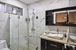 Villa familiar | Baño | Regadera y toallas