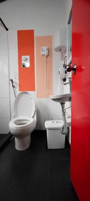 Douche à « effet pluie », sèche-cheveux, serviettes fournies, savon