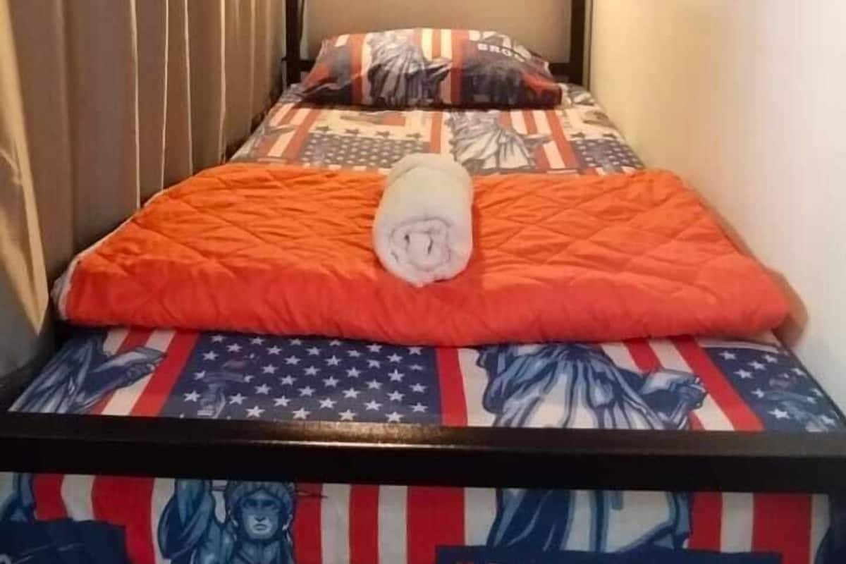 Dormitorio compartido económico | Edredones de plumas, escritorio, espacio para trabajar con un portátil