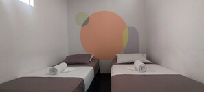 Economy kamer, 1 twee- of 2 eenpersoonsbedden | Donzen dekbedden, een bureau, een laptopwerkplek