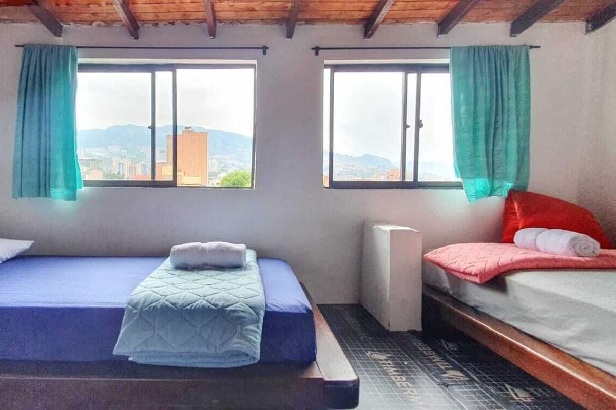 Dormitorio compartido estándar, solo para mujeres | Edredones de plumas, escritorio, espacio para trabajar con un portátil