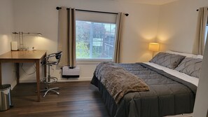 Tabla de planchar con plancha, wifi y ropa de cama 