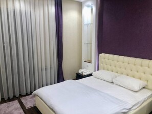 1 dormitorio, tabla de planchar con plancha, wifi y ropa de cama