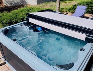 Outdoor spa tub - 4BR - all Kings/3BA, MTN view, large patio, + spa, BBQ (Sedona)