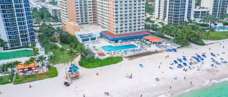 Na praia, espreguiçadeiras, toalhas de praia