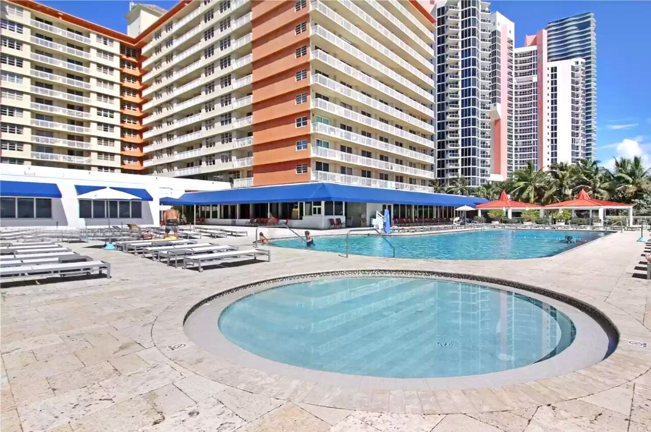 Een buitenzwembad, een verwarmd zwembad