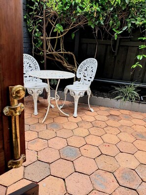 Outdoor dining - "Villa Magdalena" luxury studio (St Kilda)