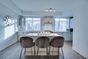 Fridge, microwave, oven, stovetop - LAKESHORE Port Credit Is One Of The Few Truly Walk Able area In Mississauga. (Mississauga)