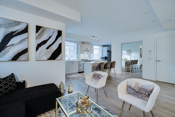 Smart TV - LAKESHORE Port Credit Is One Of The Few Truly Walk Able area In Mississauga. (Mississauga)