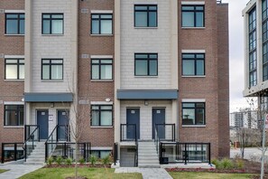 Exterior - LAKESHORE Port Credit Is One Of The Few Truly Walk Able area In Mississauga. (Mississauga)