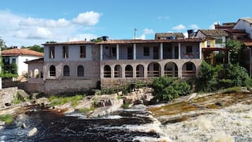Vista frontal de la propiedad
