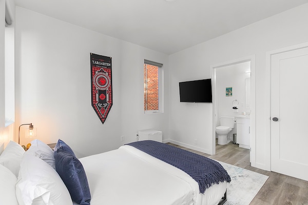 Classic Single Room | Living area | Flat-screen TV