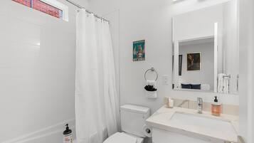 Classic Single Room | Bathroom | Combined shower/tub, hair dryer, towels