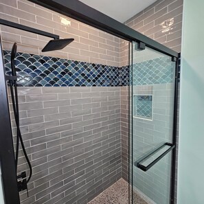 Shower, eco-friendly toiletries, hair dryer, towels - ROCKPORT'S BEST VIEW AND LOCATION! - Summer's Little Bay Getaway - On the Water! (Rockport)