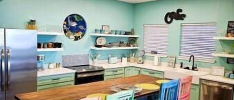 ثلاجة، ميكروويف، فرن، موقد طهي مسطح