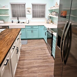 Réfrigérateur, four à micro-ondes, un four, surface de cuisson