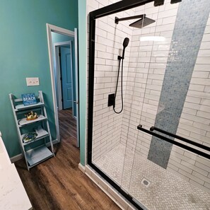 Douche, articles de toilette écologiques, serviettes fournies, savon