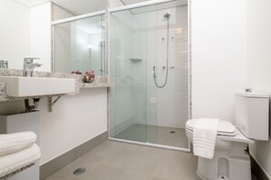 Superior studio, 1 queensize bed | Badkamer | Een douche, handdoeken