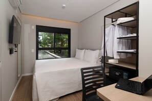 Een bureau, gratis wifi, beddengoed