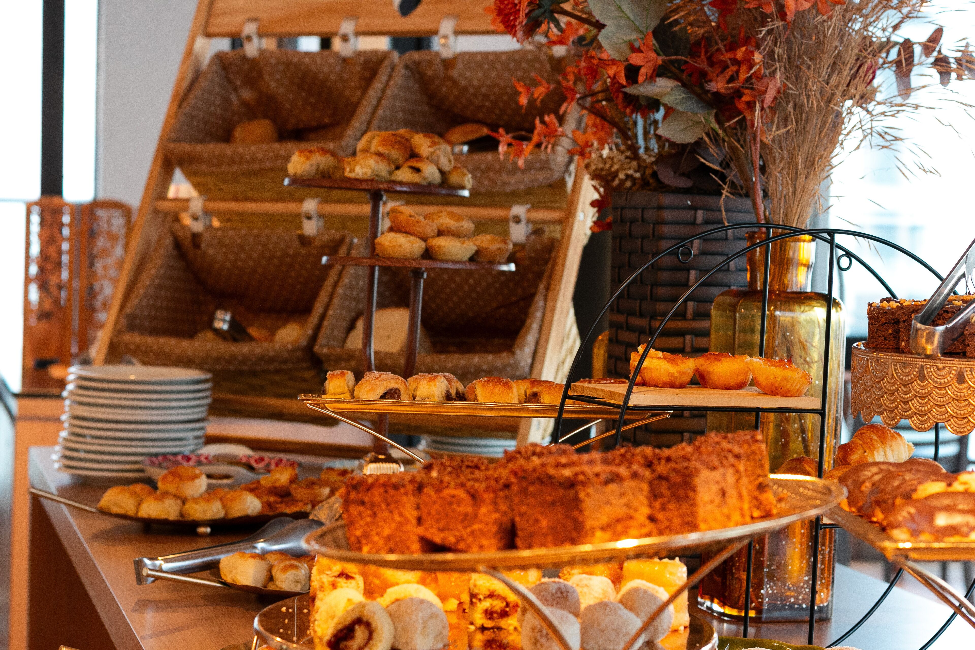 Ein Buffet mit verschiedenen Gebäcken und Desserts.