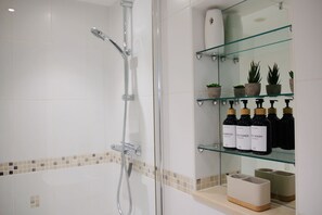 Haartrockner, Handtücher, Seife, Toilettenpapier